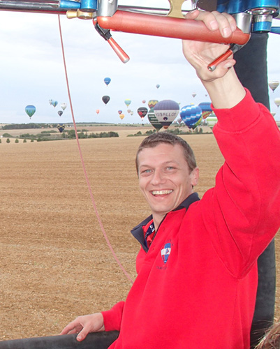 Maarten Van Poucke tijdens een ballonvaart boven het vlaamse landschap.