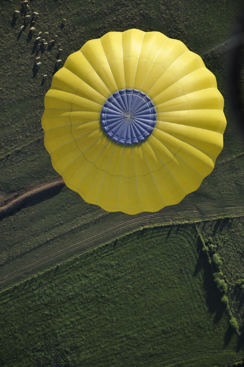Het einde van de ballonvaart wordt steeds beklonken met champagne.