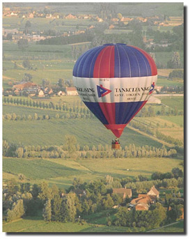 Een sfeerbeeld van een ballonvaart boven het vlaamse landschap.