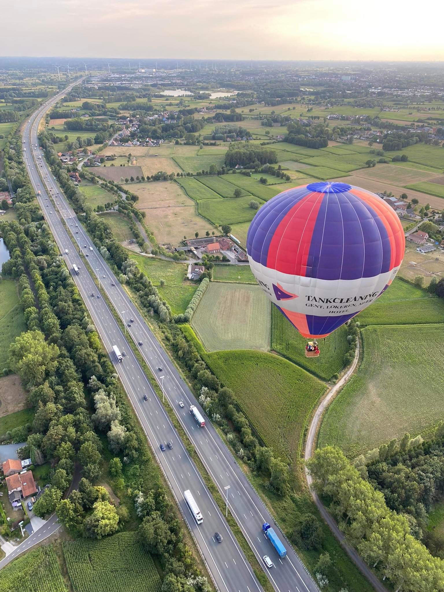 Een sfeerbeeld van een ballonvaart boven het vlaamse landschap.